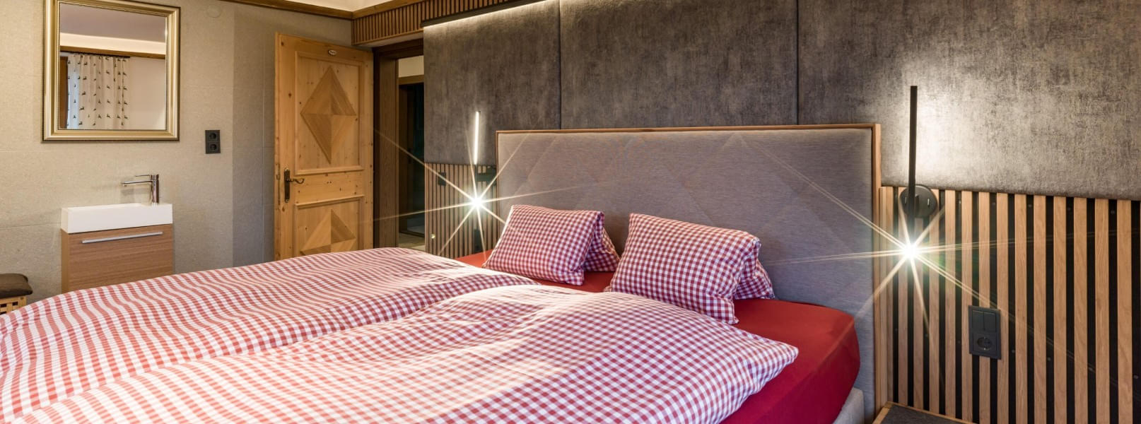 Doppelbettzimmer mit ausziehbarer Schlafcouch im 1. Stock